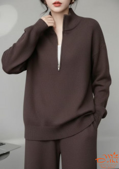 Светр Теплий з замком під горло шоколадного кольору.